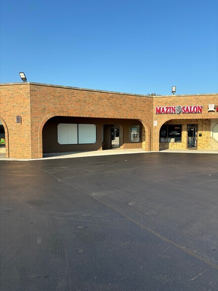 3605-3843 E 15 Mile Rd, Sterling Heights, MI à louer - Photo de l’immeuble – Image 2 sur 7