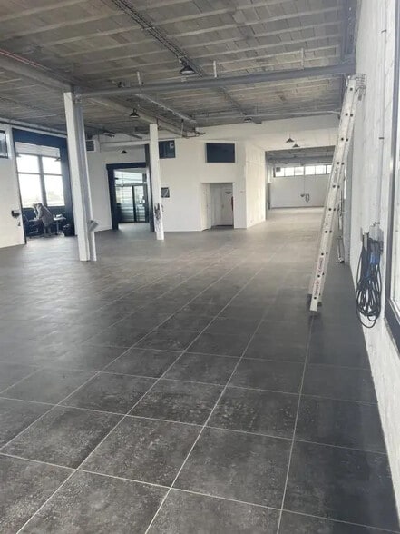 Local d’activités dans Carpiquet à louer - Photo intérieure – Image 3 sur 5