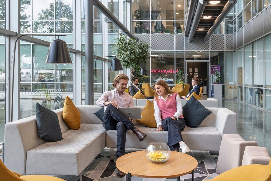 Beehive Ring Rd, Gatwick à louer - Photo de l’immeuble – Image 3 sur 11