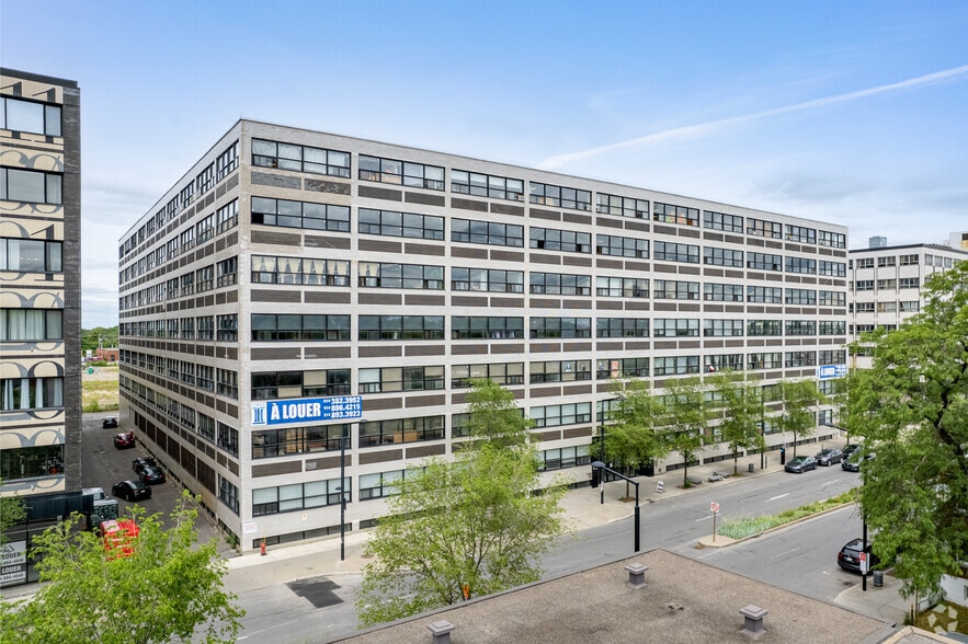 111 Rue Chabanel O, Montréal, QC à louer - Photo principale – Image 1 sur 19