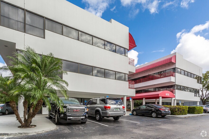 6175 NW 153rd St, Miami Lakes, FL à louer - Photo de l’immeuble – Image 3 sur 14