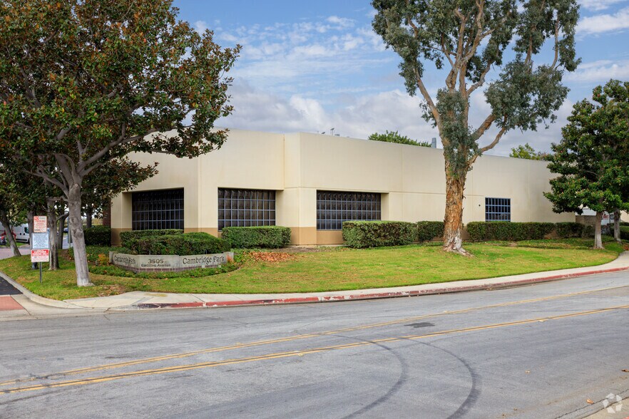 3505 Cadillac Ave, Costa Mesa, CA à vendre - Photo de l’immeuble – Image 1 sur 6