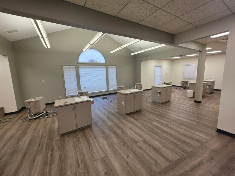9750 Lantern Rd, Fishers, IN à louer - Photo de l’immeuble – Image 3 sur 12