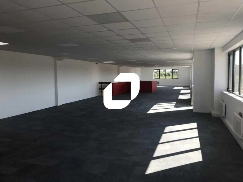 Local d'activités dans Saint-Pierre-du-Perray à vendre - Photo intérieure – Image 3 sur 4