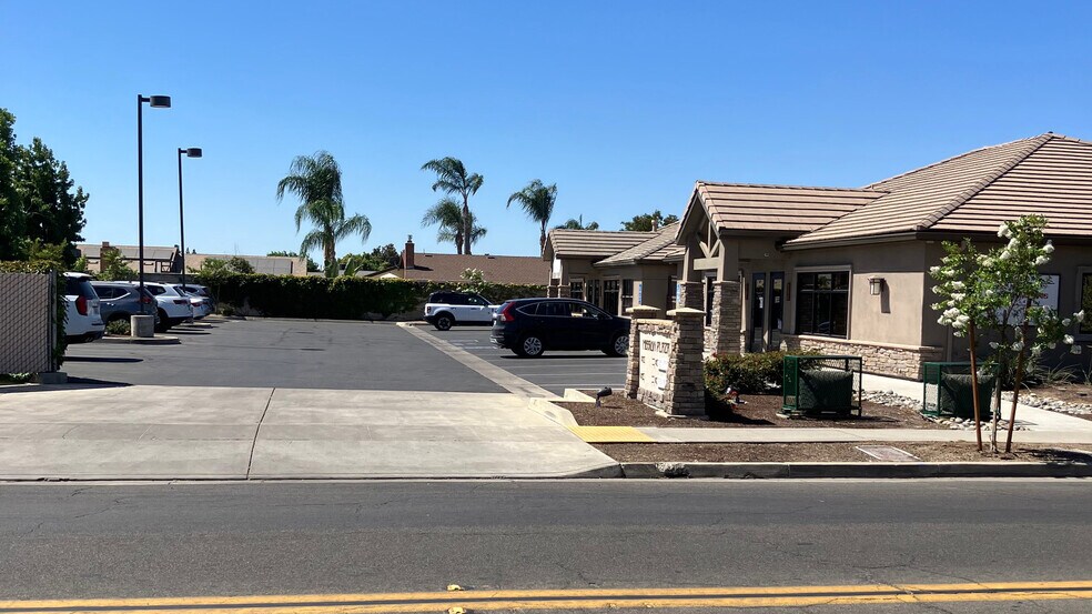875 E Merritt Ave, Tulare, CA à louer - Photo de l’immeuble – Image 2 sur 3