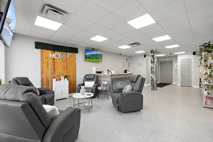 749 W 9 Mile Rd, Ferndale, MI à louer - Photo de l’immeuble – Image 2 sur 14
