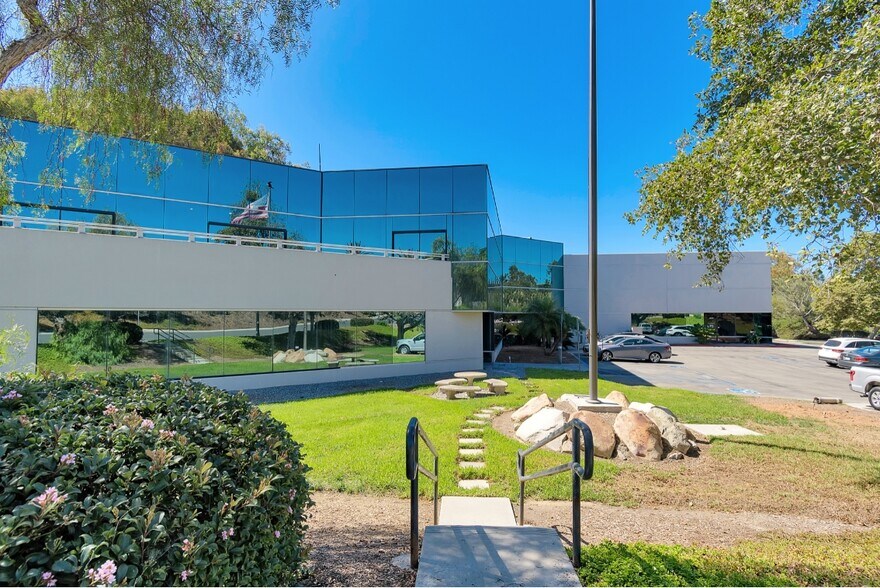 5816 Dryden Pl, Carlsbad, CA à vendre - Photo de l’immeuble – Image 3 sur 30