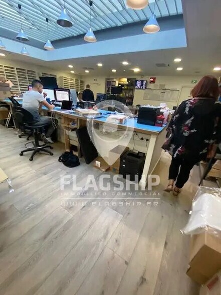 Local commercial dans Paris à louer - Photo de l’immeuble – Image 3 sur 5