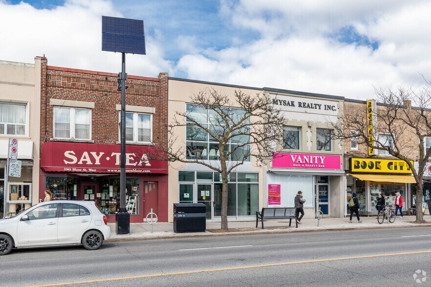 2360 Bloor St W, Toronto, ON à louer - Photo de l’immeuble – Image 3 sur 12