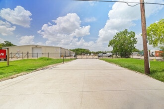 13523 Conklin Ln, Houston, TX à louer Photo de l’immeuble– Image 2 sur 10