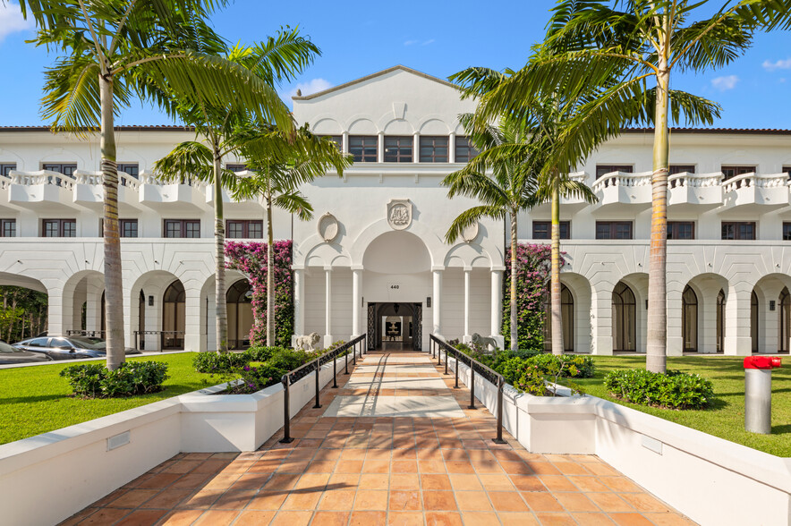 440 Royal Palm Way, Palm Beach, FL à louer - Photo de l’immeuble – Image 1 sur 12