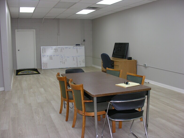 220 W Wayne St, Kendallville, IN à louer - Photo de l’immeuble – Image 2 sur 14