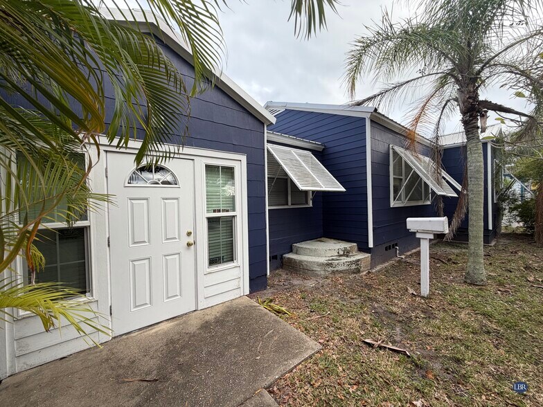 141 N Orlando Ave, Cocoa Beach, FL à vendre - Photo de l’immeuble – Image 1 sur 5