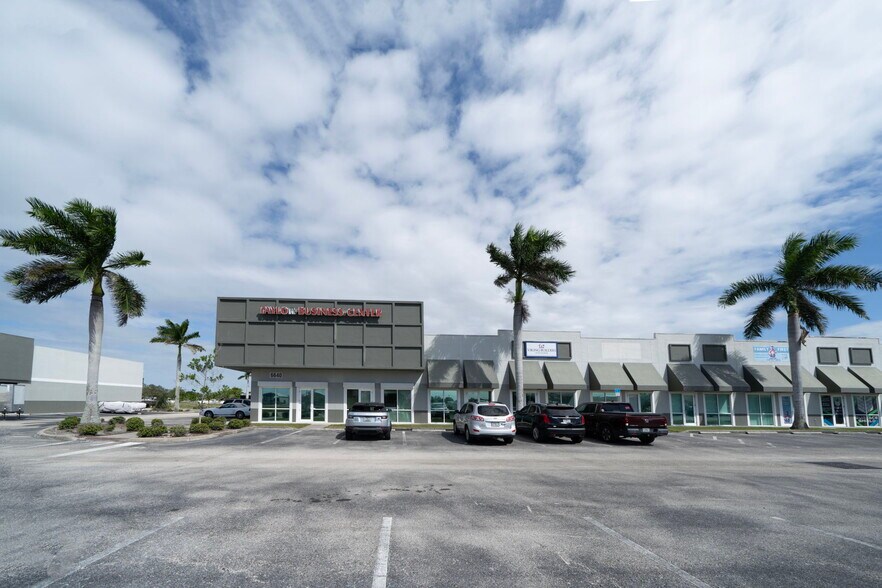 6640 Taylor Rd, Punta Gorda, FL à louer - Photo de l’immeuble – Image 2 sur 9
