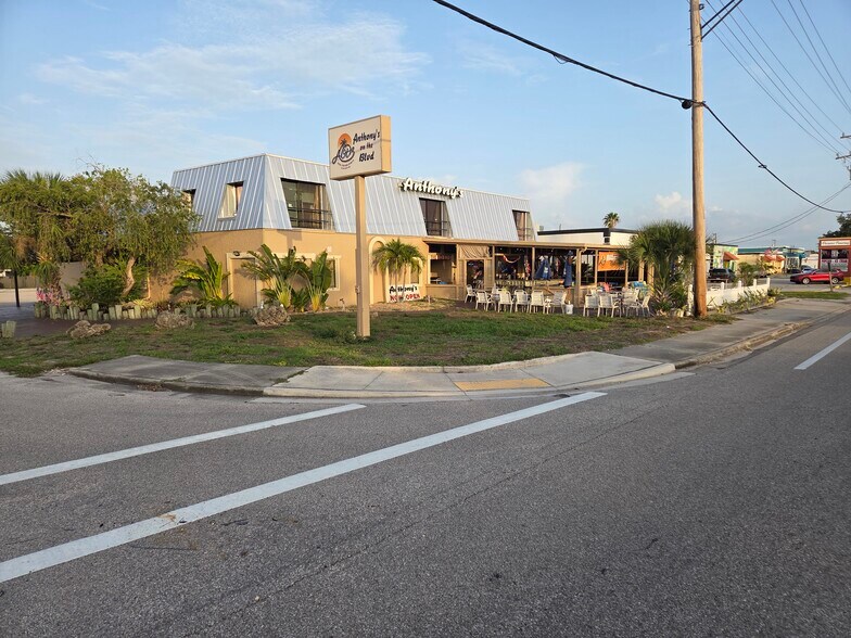 1303 Del Prado Blvd S, Cape Coral, FL à vendre - Photo de l’immeuble – Image 2 sur 15