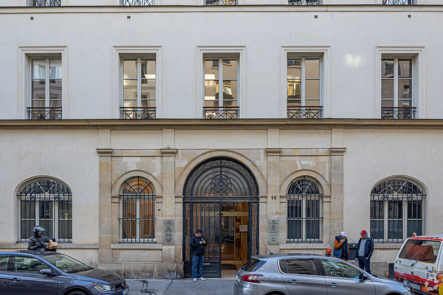 16 Rue D'Athenes, Paris à louer - Photo de l’immeuble – Image 3 sur 4