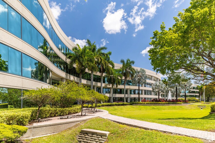 2255 glades Rd, Boca Raton, FL à louer - Photo de l’immeuble – Image 2 sur 12