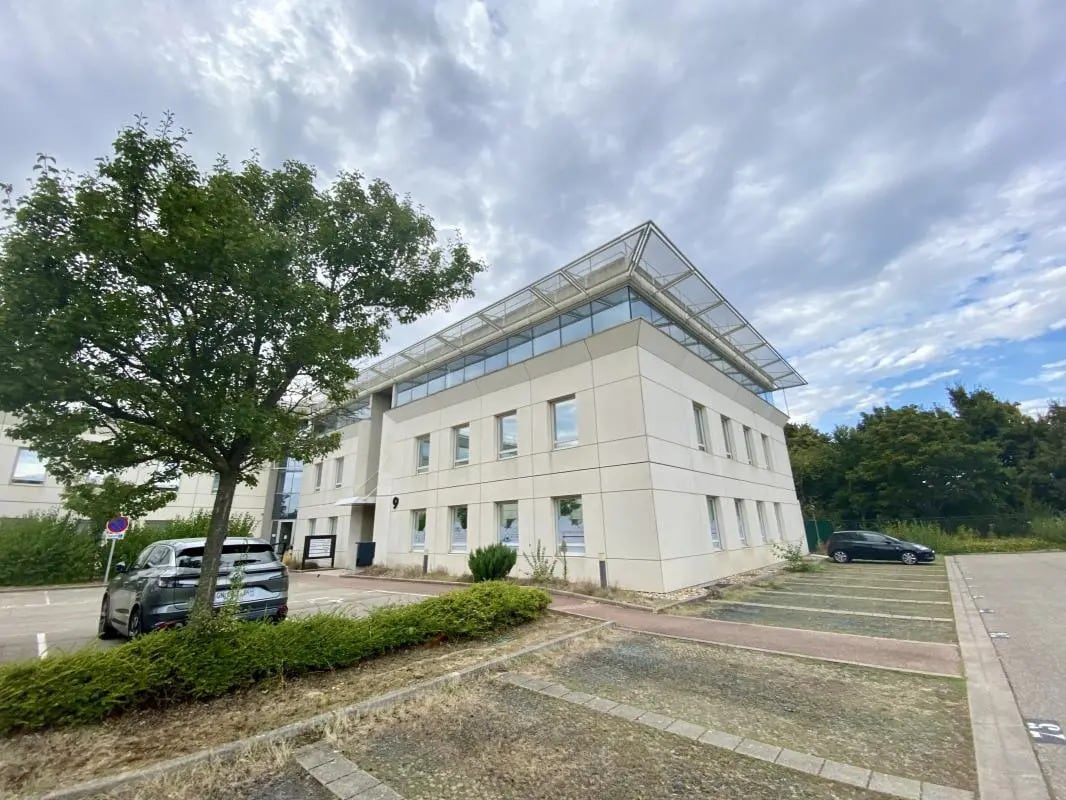 9 Allée Irène Joliot Curie, Saint-Priest à louer Photo de l’immeuble– Image 1 sur 8