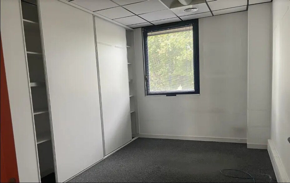 Bureau dans Genay à louer - Photo de l’immeuble – Image 2 sur 7