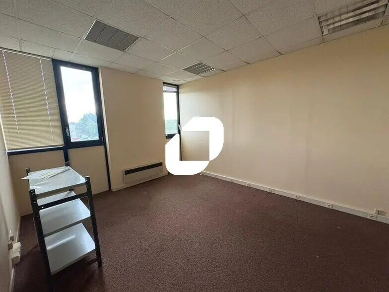 Bureau dans Les Mureaux à louer - Photo de l’immeuble – Image 3 sur 8