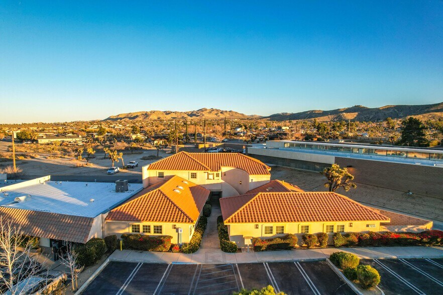 7255 Joshua Ln, Yucca Valley, CA à louer - Photo de l’immeuble – Image 2 sur 10