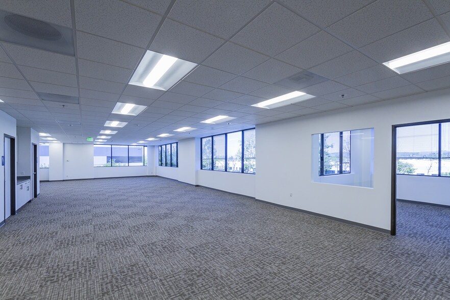 2793 Loker Ave W, Carlsbad, CA à louer - Photo intérieure – Image 3 sur 6