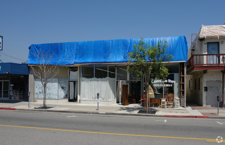 7118-7122 Owensmouth Ave, Canoga Park, CA à vendre - Photo de l’immeuble – Image 2 sur 4
