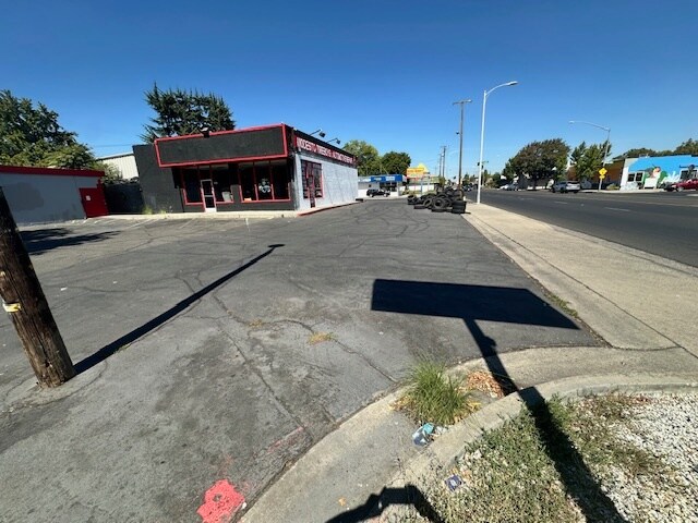 405 McHenry Ave, Modesto, CA à louer - Photo de l’immeuble – Image 3 sur 9