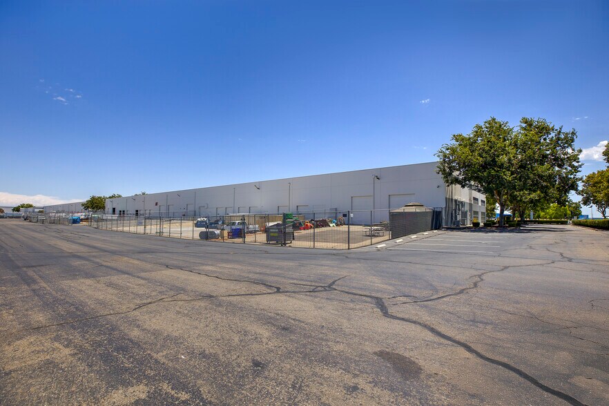 2001 Arch-Airport Rd, Stockton, CA à louer - Photo de l’immeuble – Image 3 sur 4