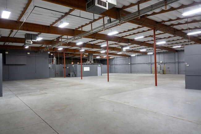 Plus de détails pour 8411-8421 Canoga Ave, Canoga Park, CA - Industriel/Logistique à louer