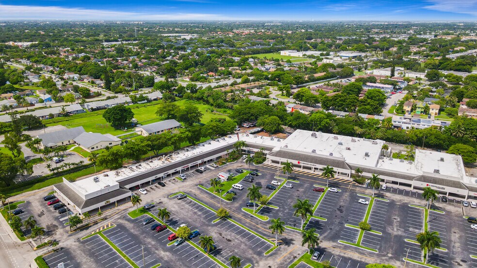 941 Kimberly Blvd, North Lauderdale, FL à louer - Photo de l’immeuble – Image 3 sur 21