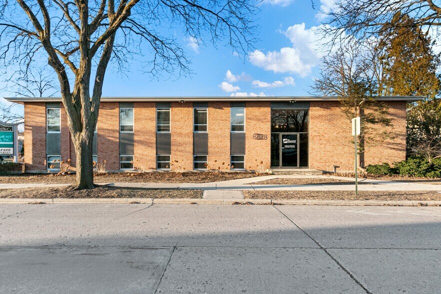 828 Cherry St, Green Bay, WI à vendre - Photo de l’immeuble – Image 1 sur 54