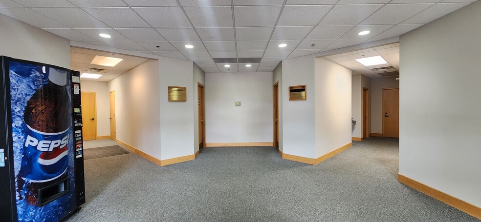 915 Centennial Way, Lansing, MI à louer - Hall d’entrée – Image 2 sur 5