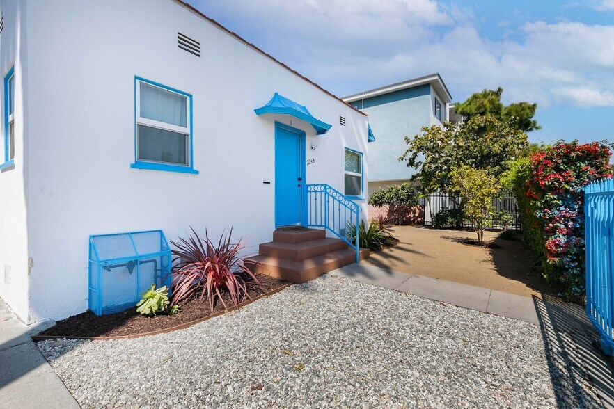 2243-2245 S Ridgeley Dr, Los Angeles, CA à vendre - Photo de l’immeuble – Image 3 sur 19