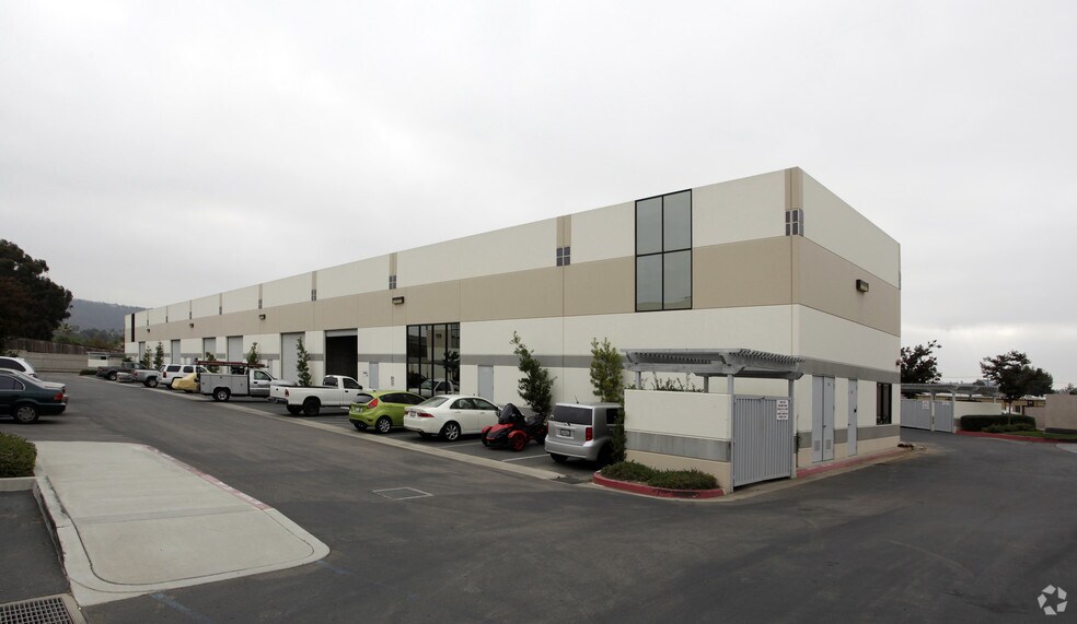800 N Twin Oaks Valley Rd, San Marcos, CA à louer - Photo de l’immeuble – Image 2 sur 14