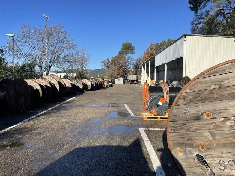 Local d’activités dans La Roquette-sur-Siagne à louer - Photo de l’immeuble – Image 2 sur 13