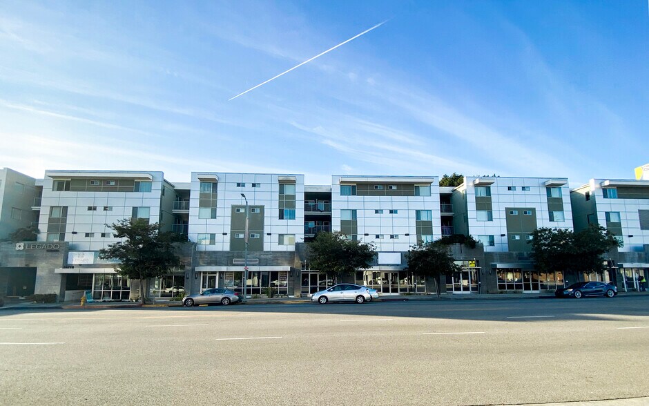 16710 Ventura Blvd, Encino, CA à louer - Photo de l’immeuble – Image 2 sur 7