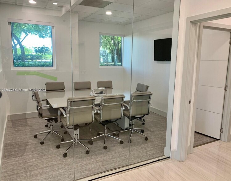 17100 Royal Palm Blvd, Weston, FL à louer - Photo de l’immeuble – Image 2 sur 6