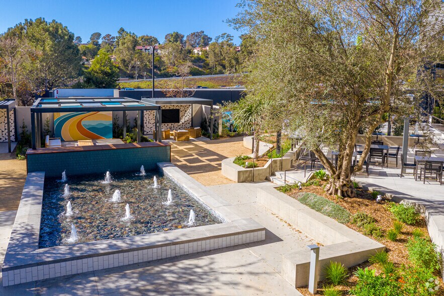 12636 High Bluff Dr, San Diego, CA à louer - Photo de l’immeuble – Image 2 sur 20