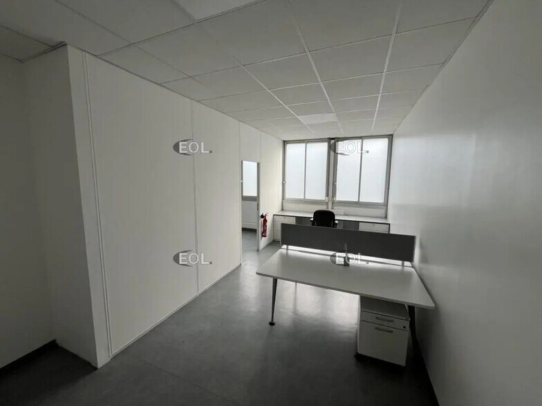 Local d’activités dans Coignières à louer - Photo de l’immeuble – Image 2 sur 4