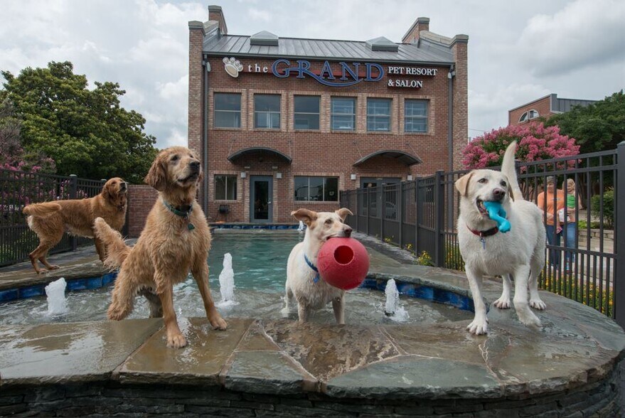 The PARC Express & Grand Resort portefeuille de 2 biens à vendre sur LoopNet.fr - Photo de l’immeuble – Image 2 sur 15