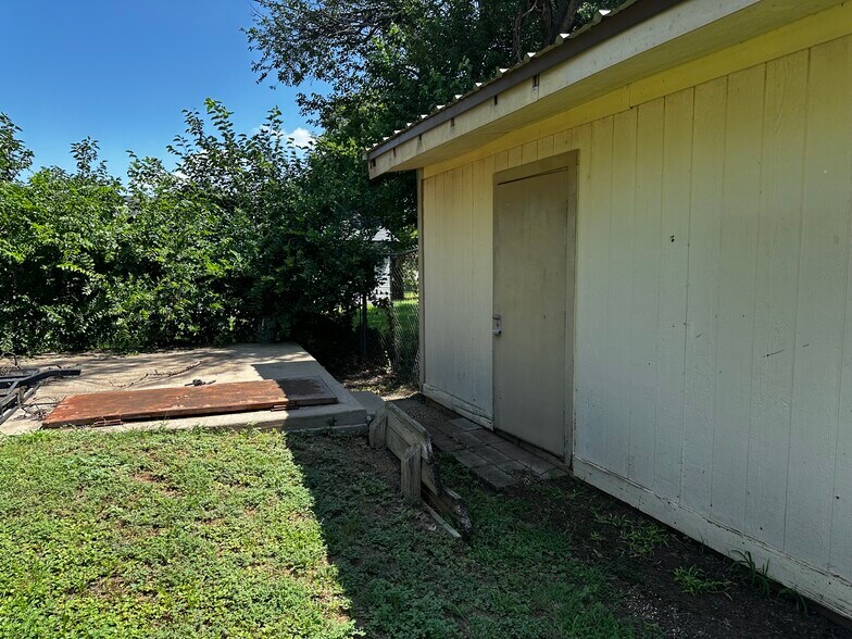 202 N Jackson Ave, Iowa Park, TX à vendre - Photo de l’immeuble – Image 3 sur 22