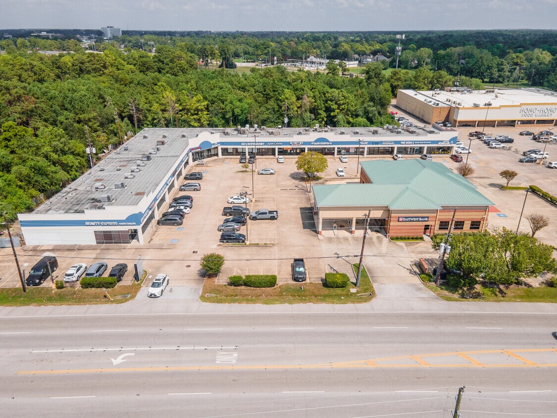 13490 Veterans Memorial Dr, Houston, TX à louer Photo de l’immeuble– Image 1 sur 3