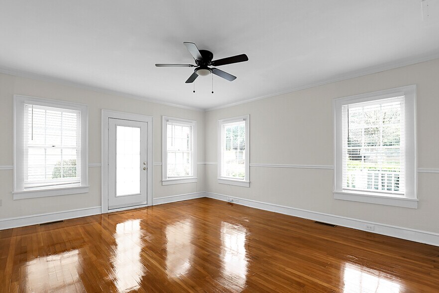 228 E Poplar St, Griffin, GA à louer - Photo de l’immeuble – Image 1 sur 21