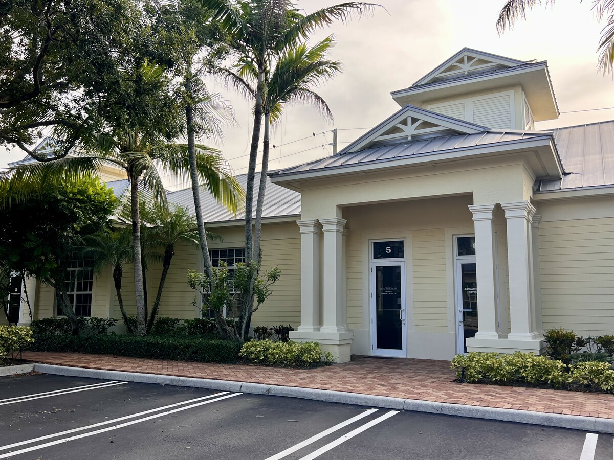 1935 Commerce Ln, Jupiter, FL 33458 - Lot 5 - - Photo intérieure - Image 1 of 5