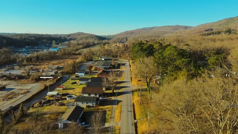 450 S Chamberlain Ave, Rockwood, TN à vendre - Vidéo sur l’annonce professionnelle – Image 2 sur 21
