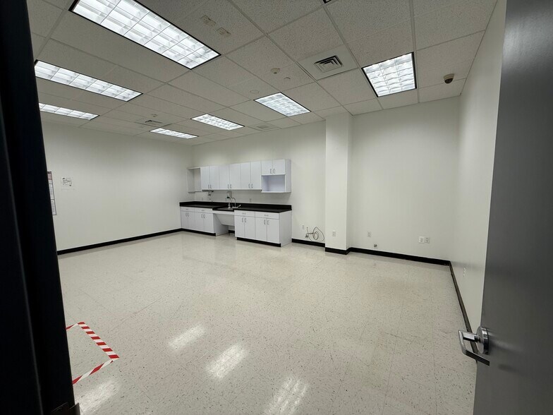 22520 Gateway Center Dr, Clarksburg, MD à louer - Photo de l’immeuble – Image 3 sur 11