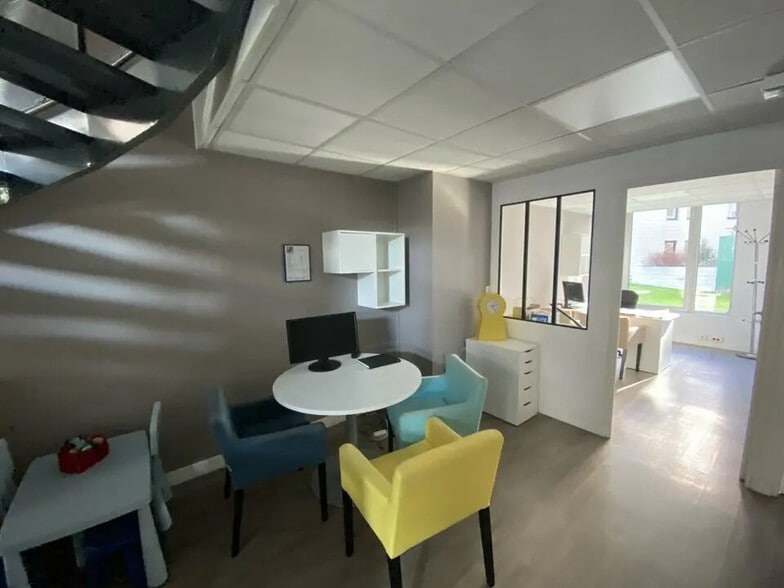 Local commercial dans Montigny-le-Bretonneux à louer - Photo de l’immeuble – Image 2 sur 5