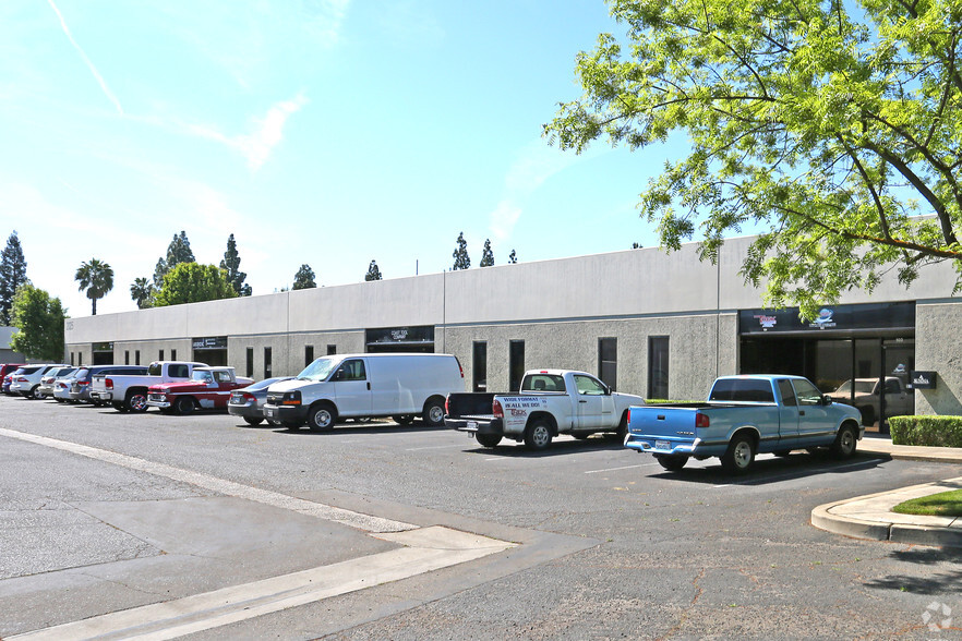 2025 N Gateway Blvd, Fresno, CA à louer - Photo de l’immeuble – Image 2 sur 7