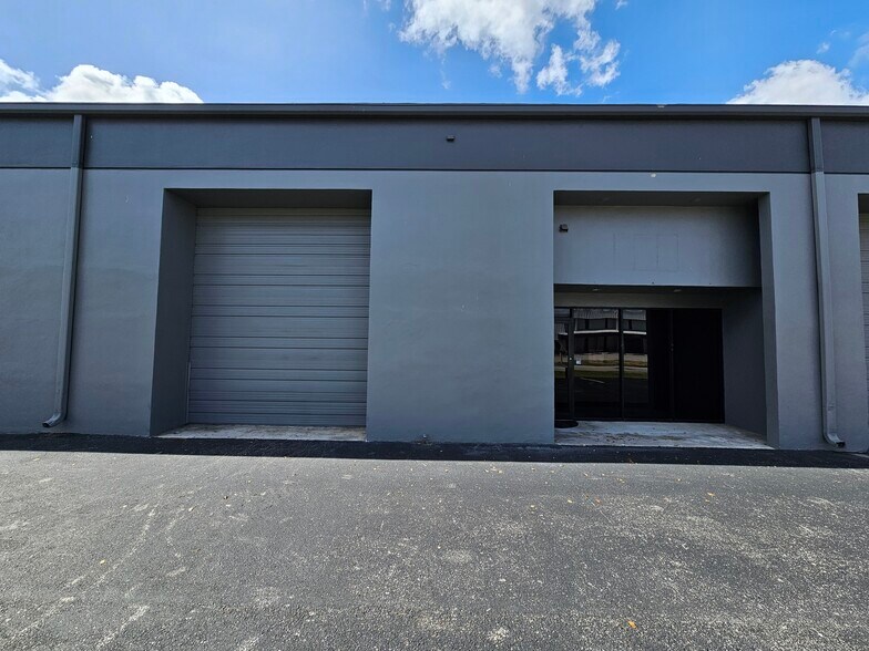 8111 Garden Rd, Riviera Beach, FL à louer - Photo de l’immeuble – Image 3 sur 5
